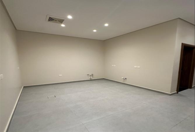 3 bedroom apartment in Al Rawdah 2