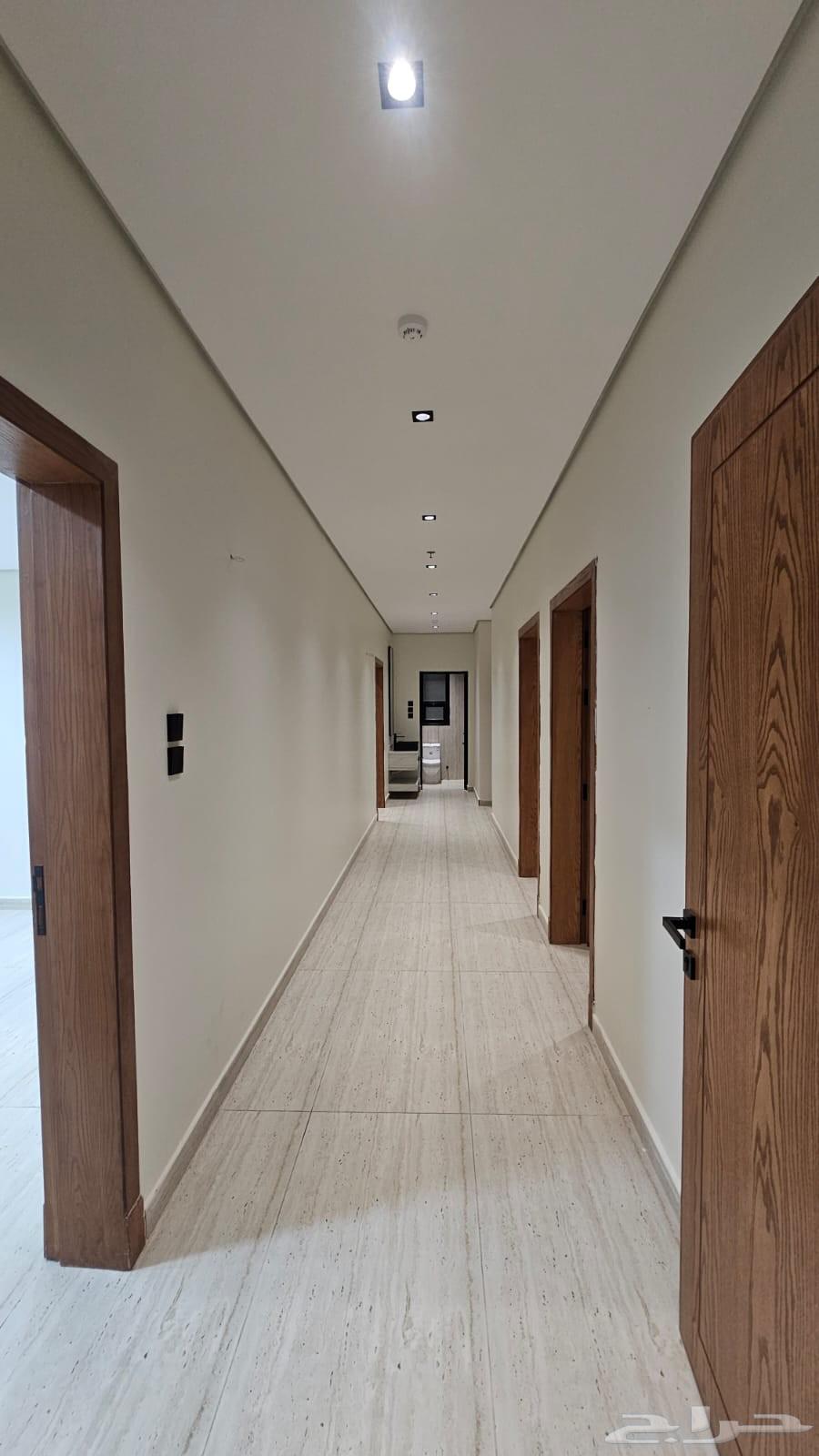 شقة 5 غرف في ضاحية الملك فهد 4