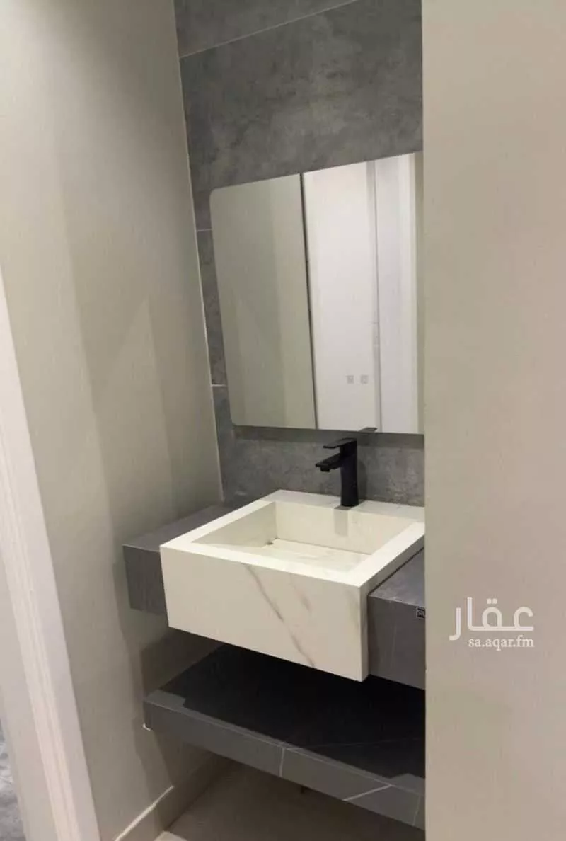 شقة 4 غرف في الملقا 8