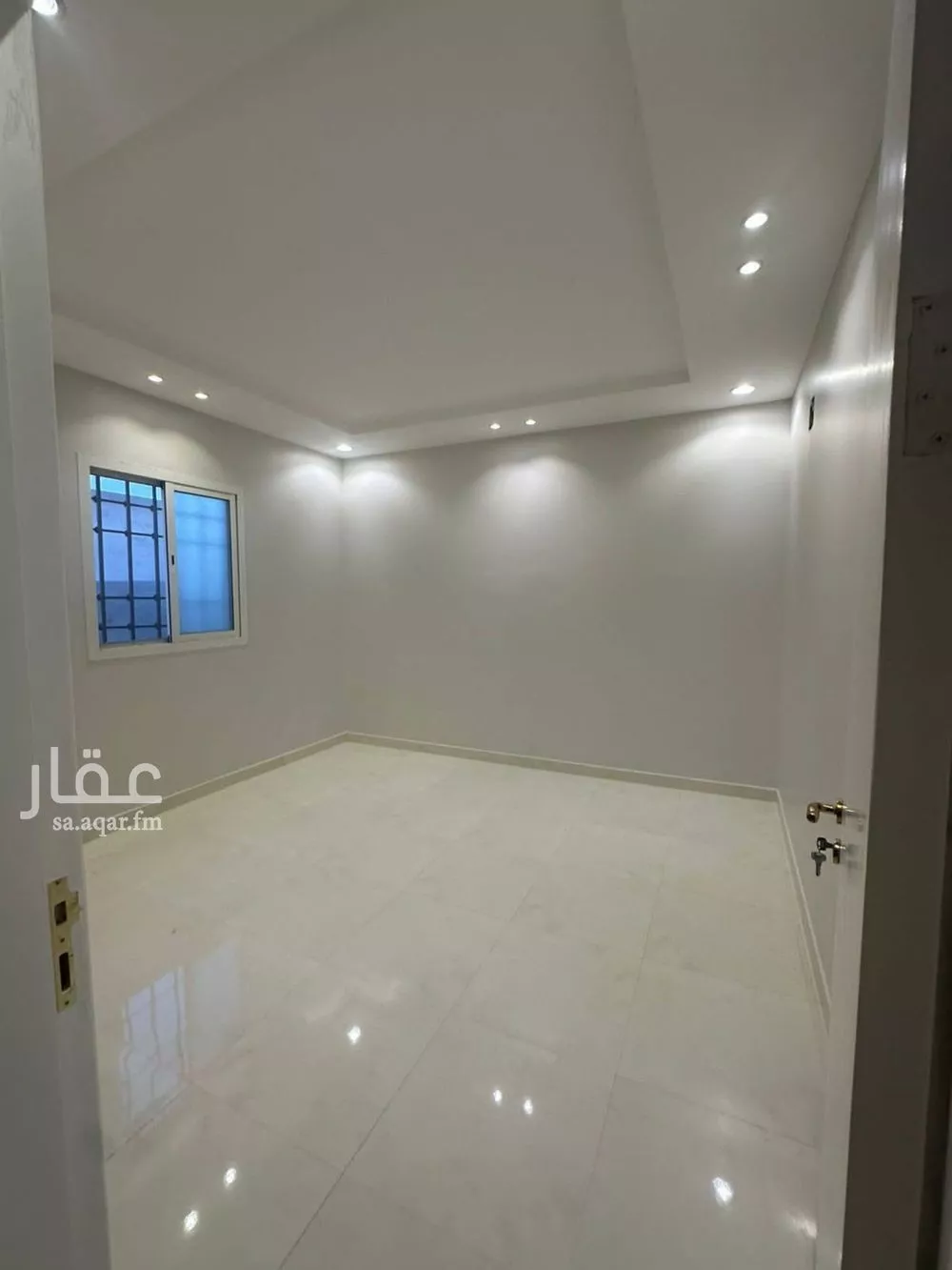 4 bedroom floor in Dhahrat Laban 5