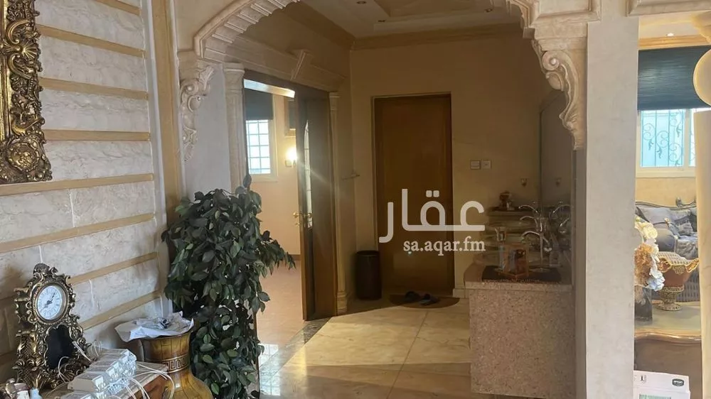 8 bedroom villa in Shubra, Riyadh 16