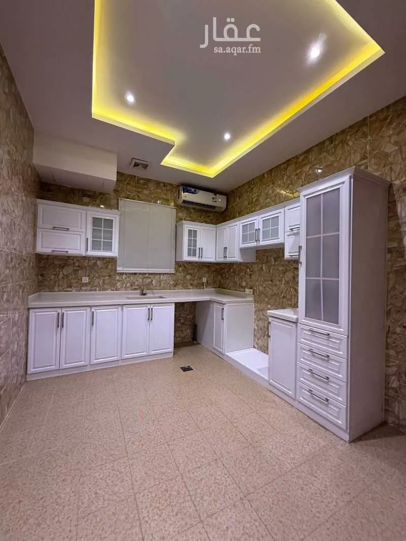 70 bedroom apartment in Hittin 5