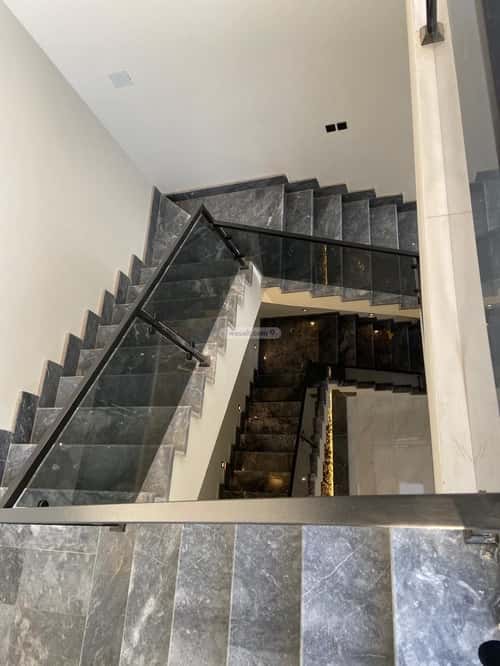 فيلا 8 غرف في القرينية 1