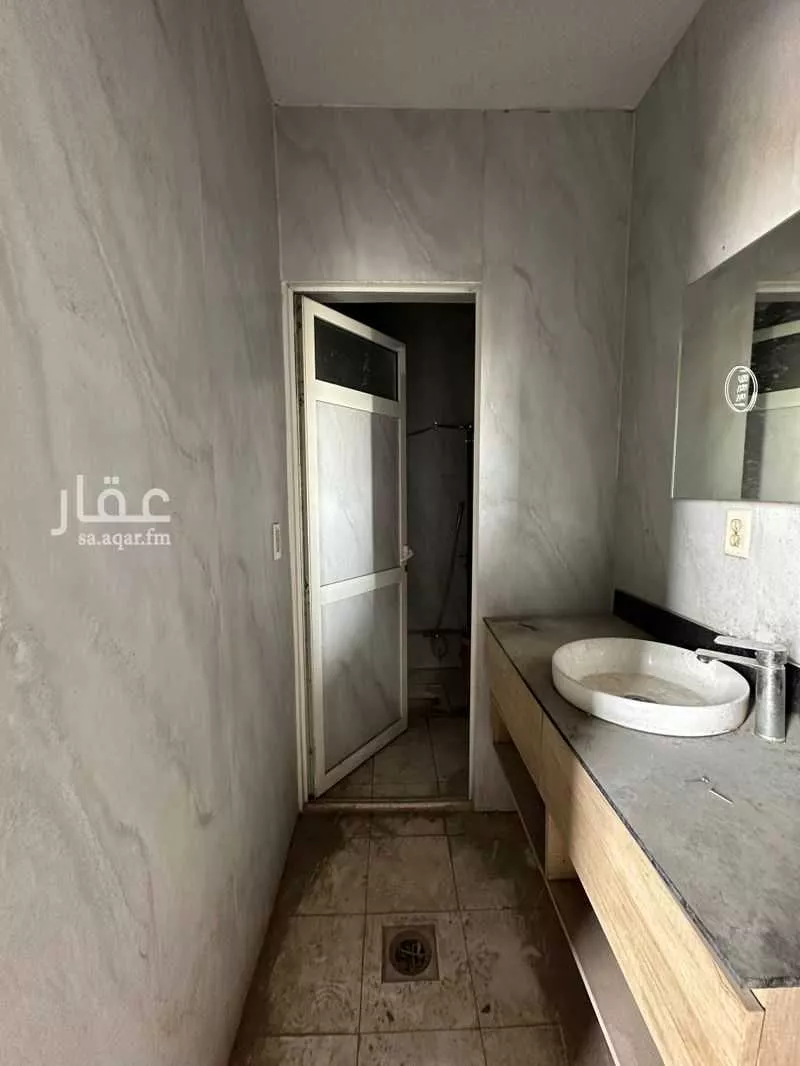 مستودع 812 م² في الرابية 4