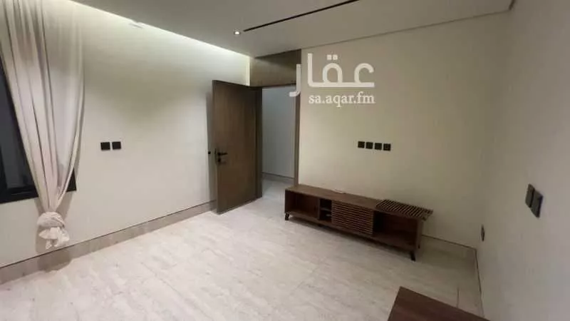 شقة 6 غرف في الملقا 6