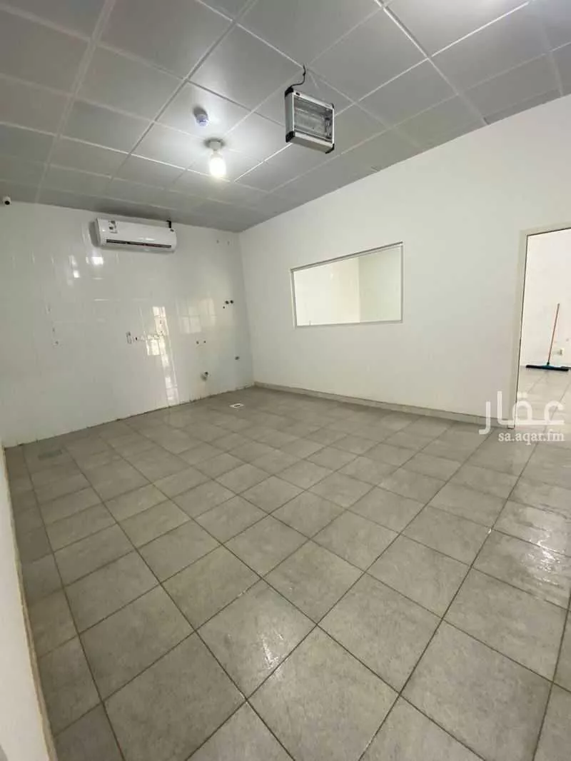 محل 220 م² في النظيم 4