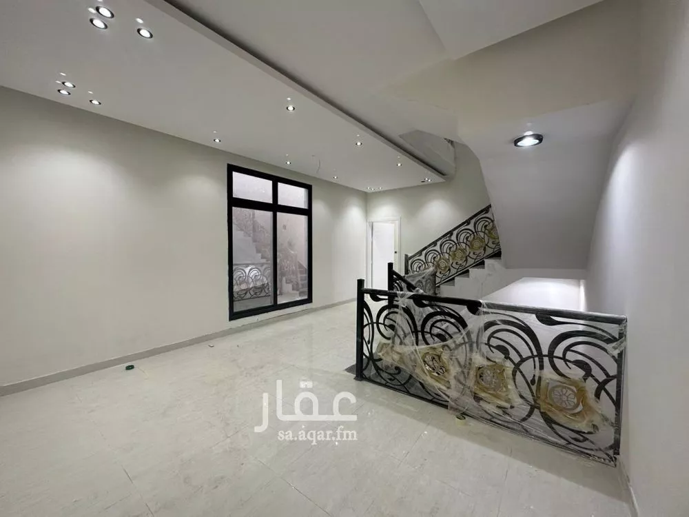فيلا 7 غرف في العقيق 4