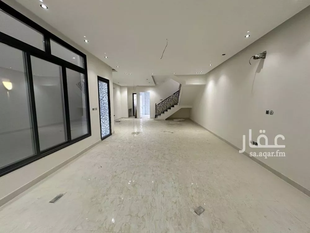 فيلا 7 غرف في العقيق 5