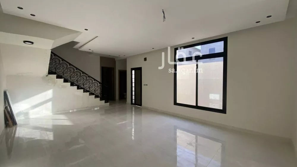 فيلا 7 غرف في العقيق 4