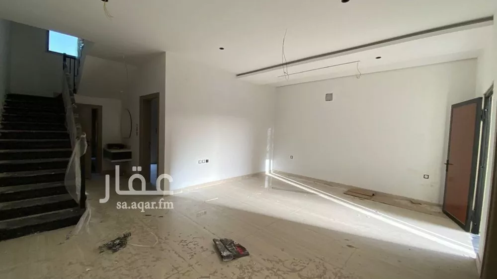 فيلا 7 غرف في العقيق 3