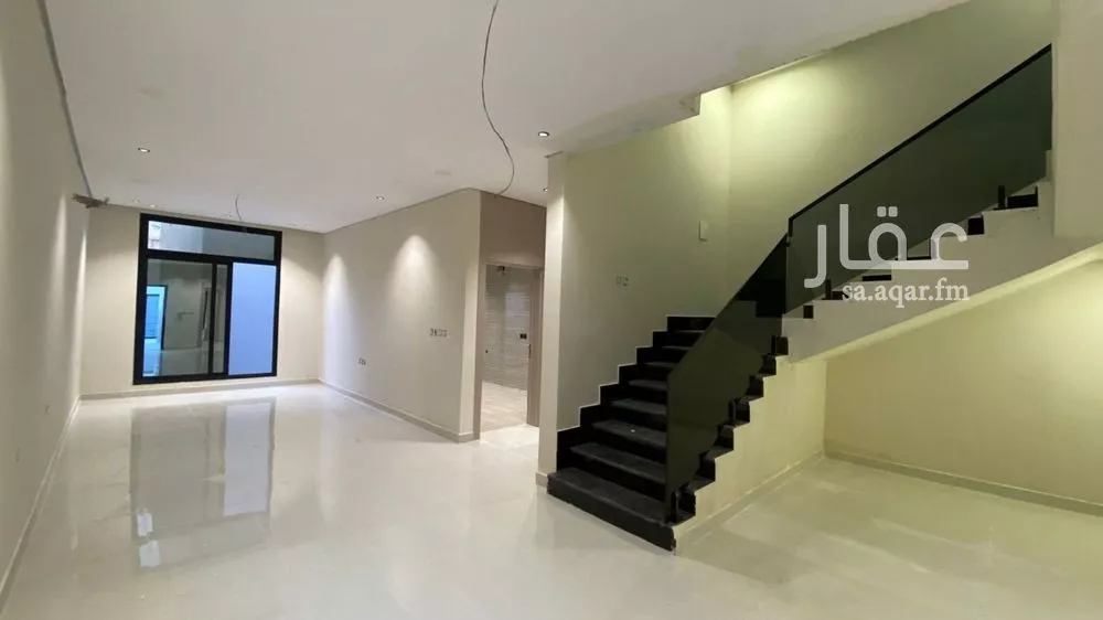 فيلا 7 غرف في العقيق 4