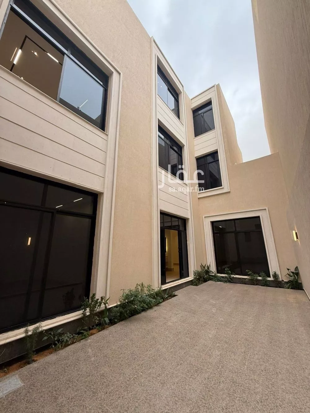 فيلا 8 غرف في المهدية 5