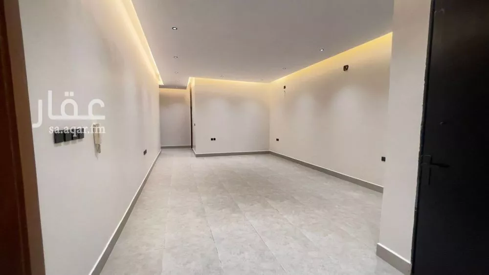 3 bedroom floor in Al Janadriyah 9
