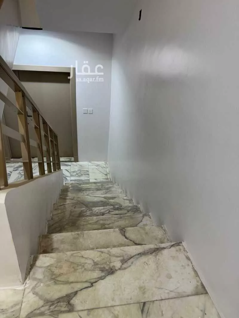 عمارة 582 م² في الديرة 18