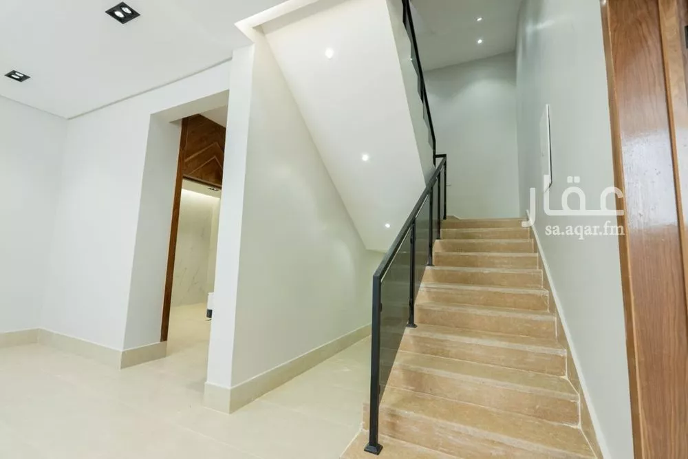 فيلا 5 غرف في عكاظ 12