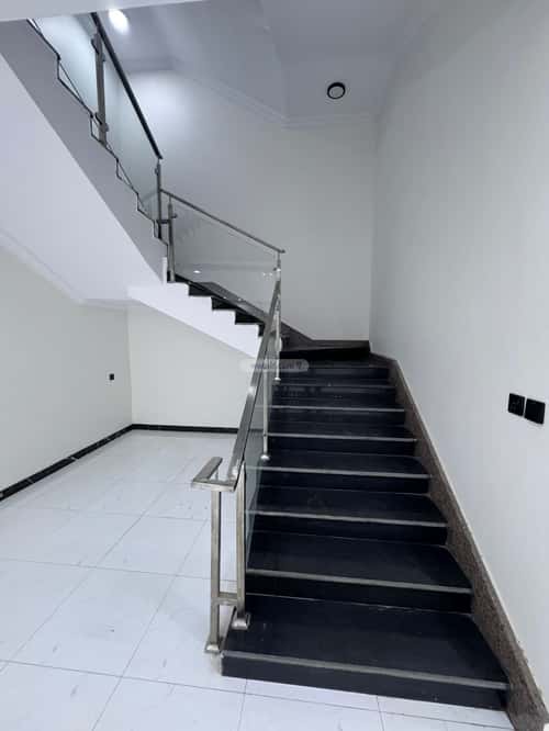 9 bedroom villa in Al Khumrah 8