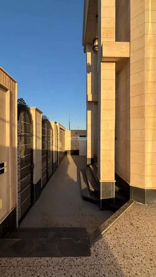 8 bedroom villa in Al Sinaiyah 2