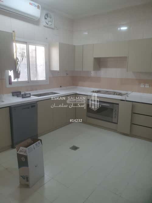 فيلا 11 غرف في ضاحية الملك فهد 5