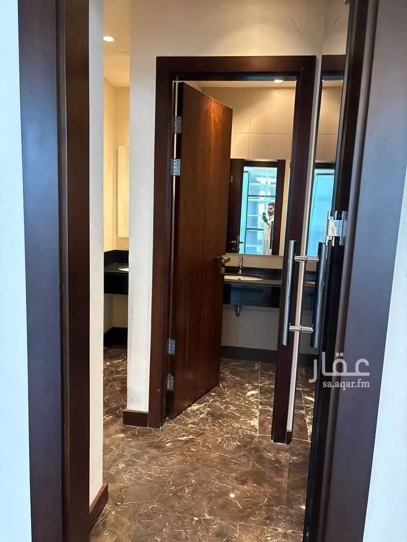 مكتب 197 م² في الشاطئ 9