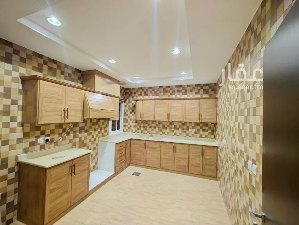 5 bedroom villa in Irqah 7