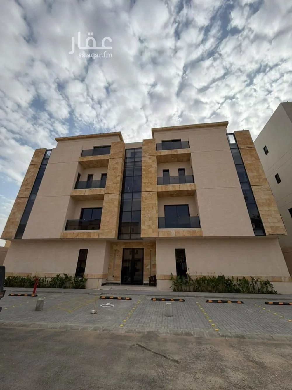 702 sqm building in Al Aridh 4