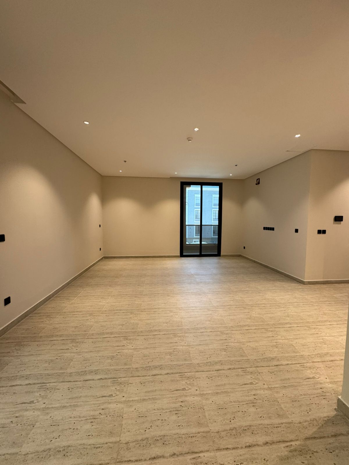 شقة 3 غرف في عرقة 8