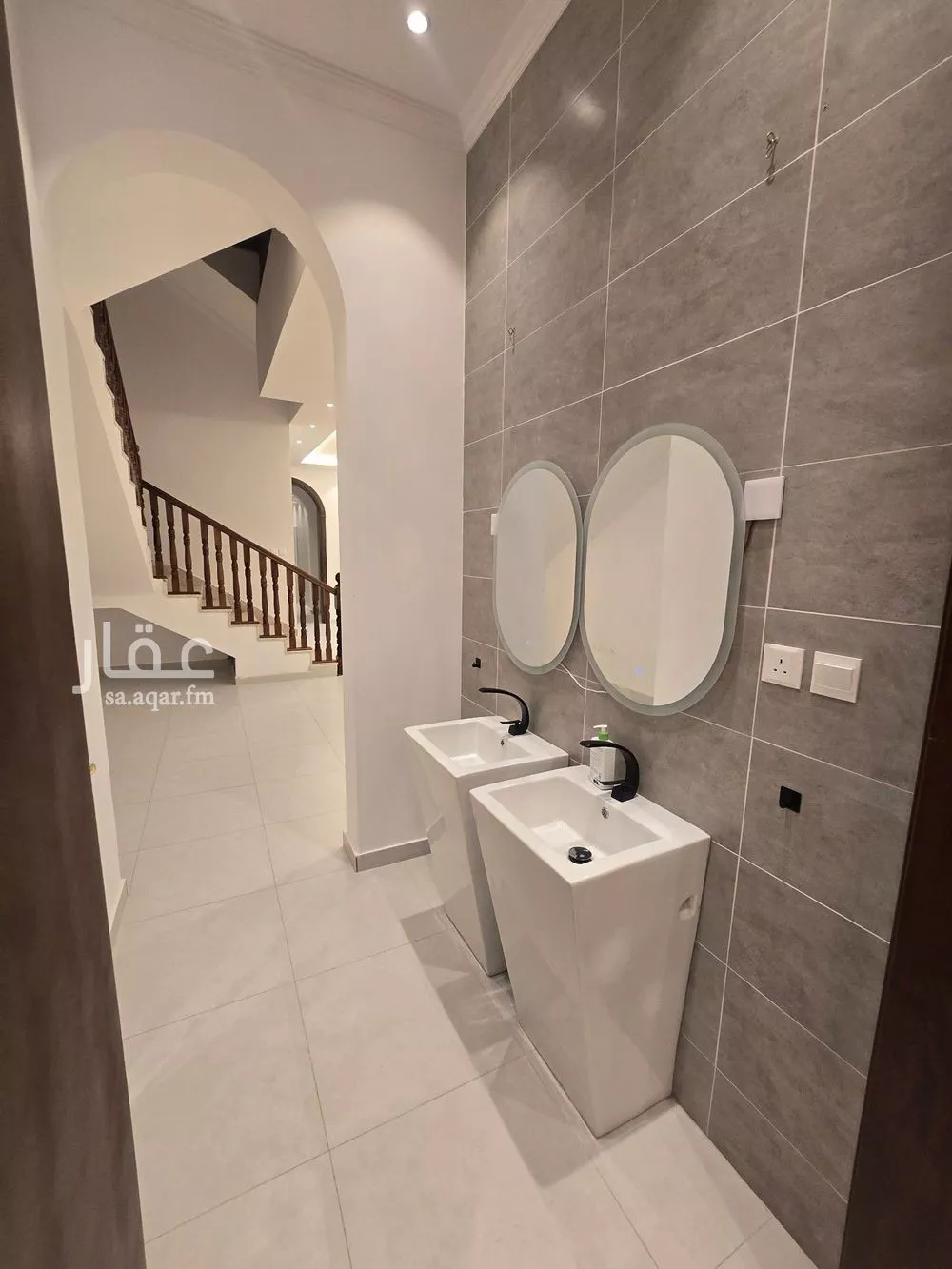 فيلا 9 غرف في النعيم 4