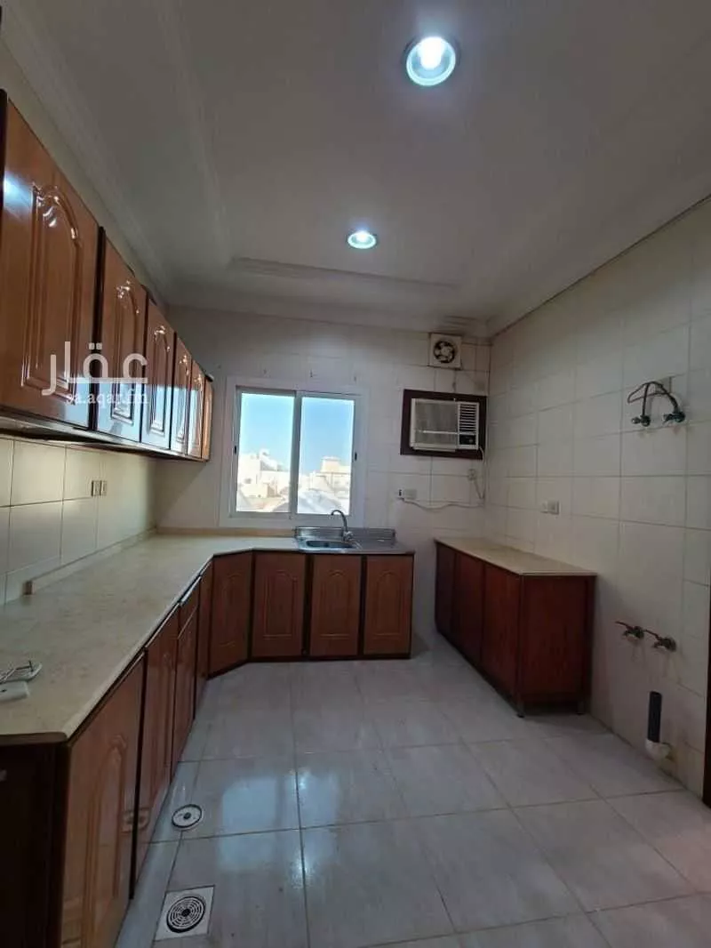 شقة 5 غرف في الروضة 8