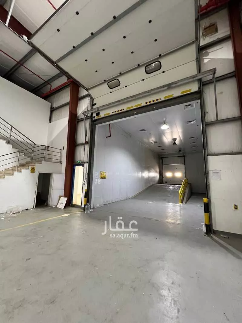 مستودع 5687 م² في الريان 3