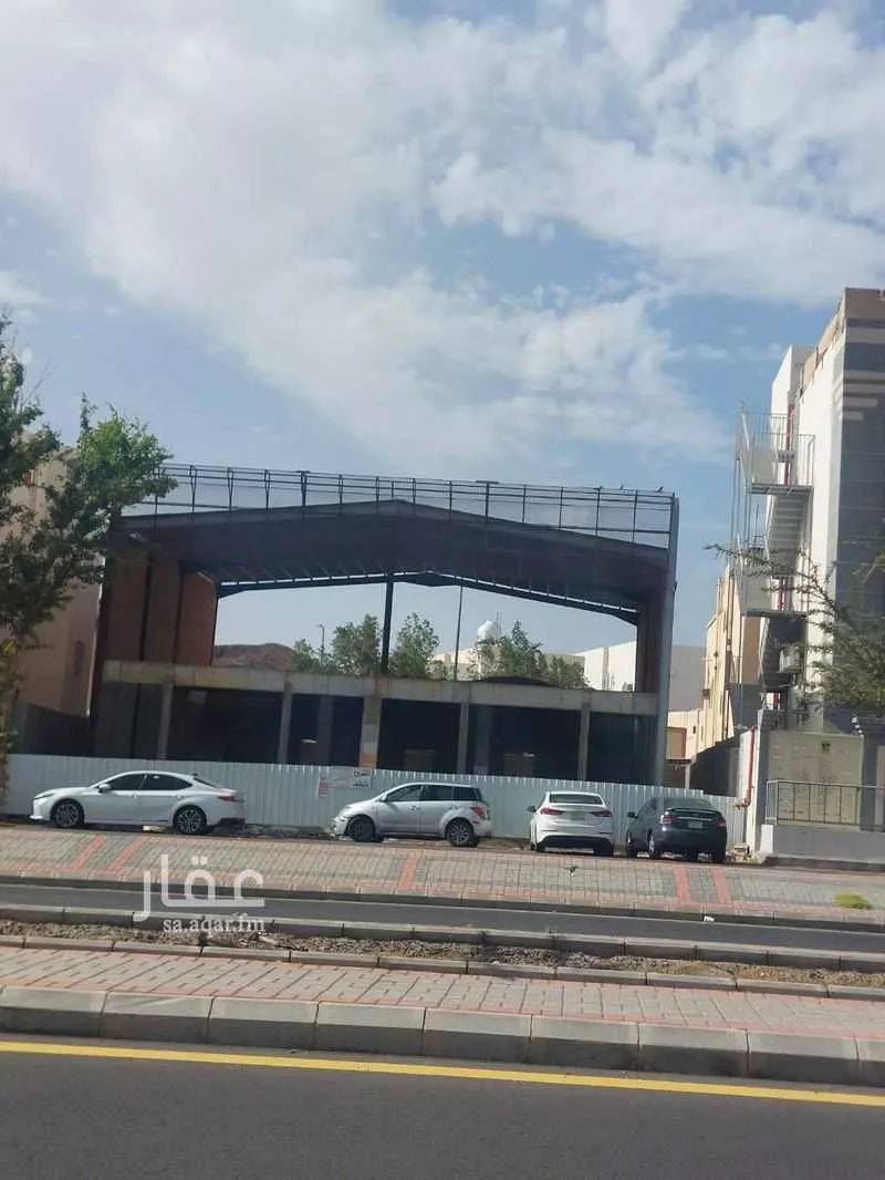 محل 390 م² في العزيزية 3