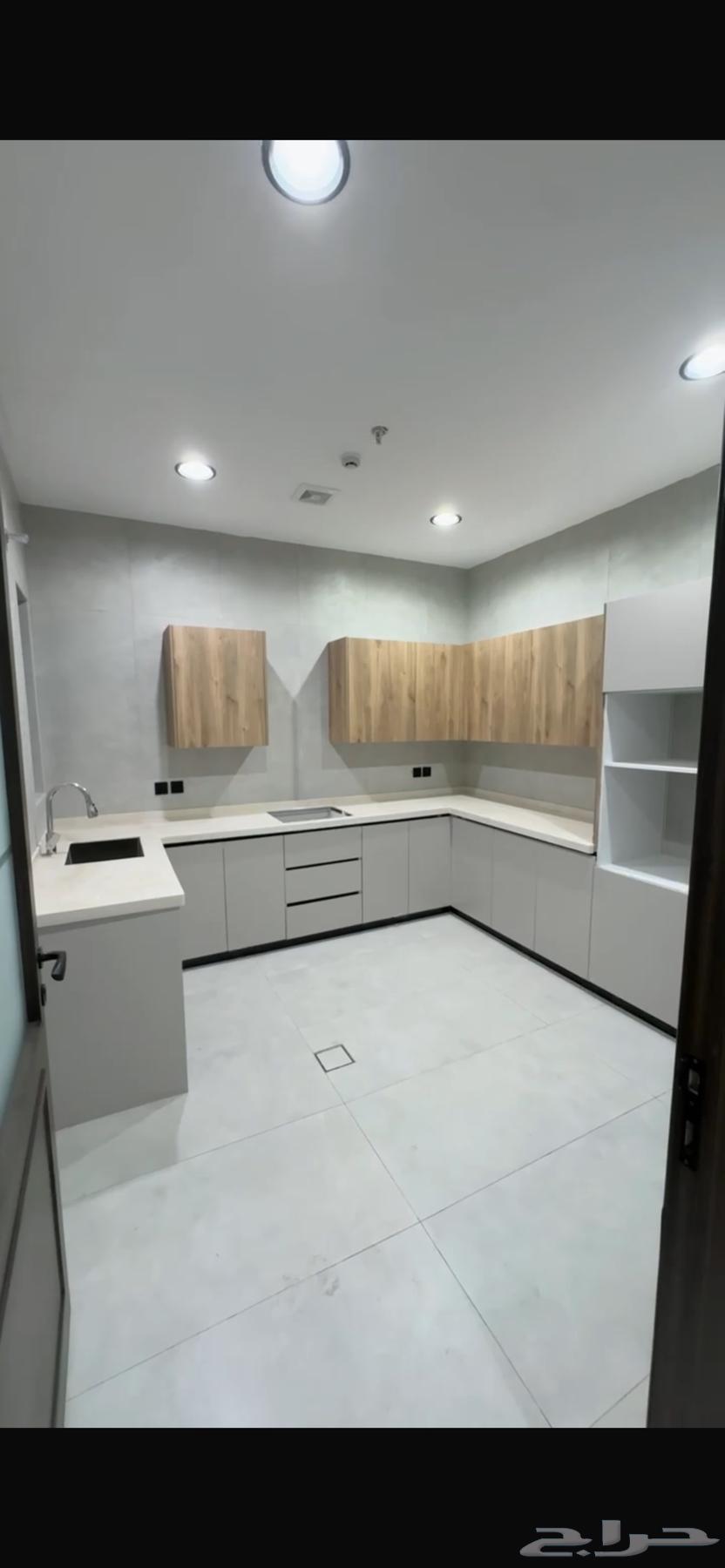 شقة 4 غرف في الحمرا 8