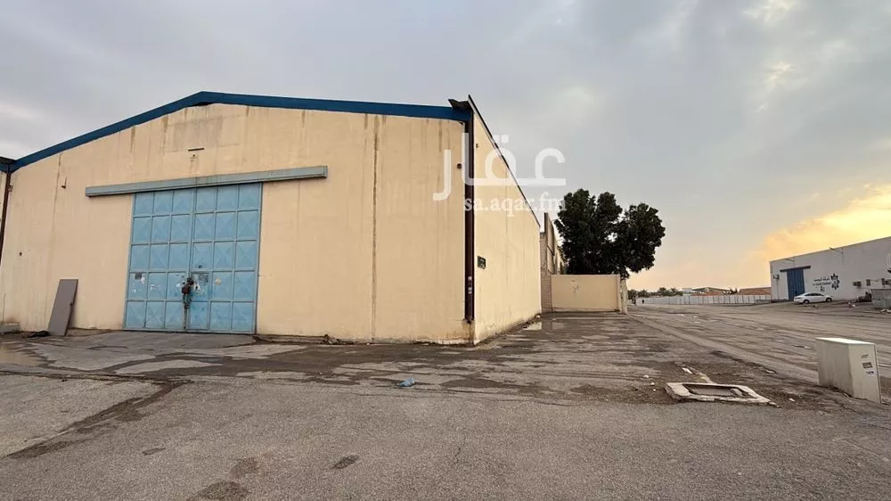 مستودع 1617 م² في السلي 4