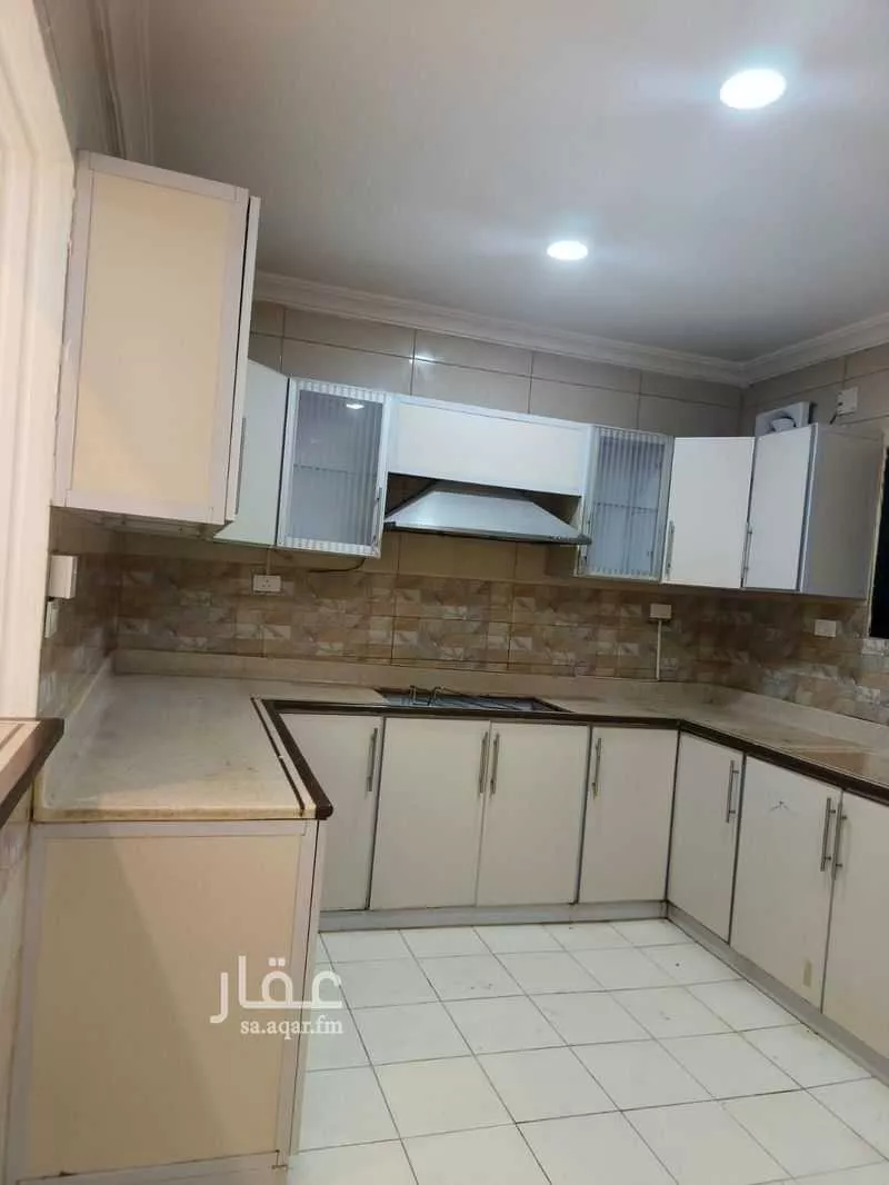 شقة 5 غرف في العزيزية 8