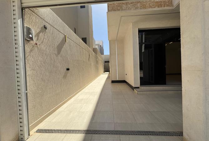 5 bedroom villa in Al Rimal 2