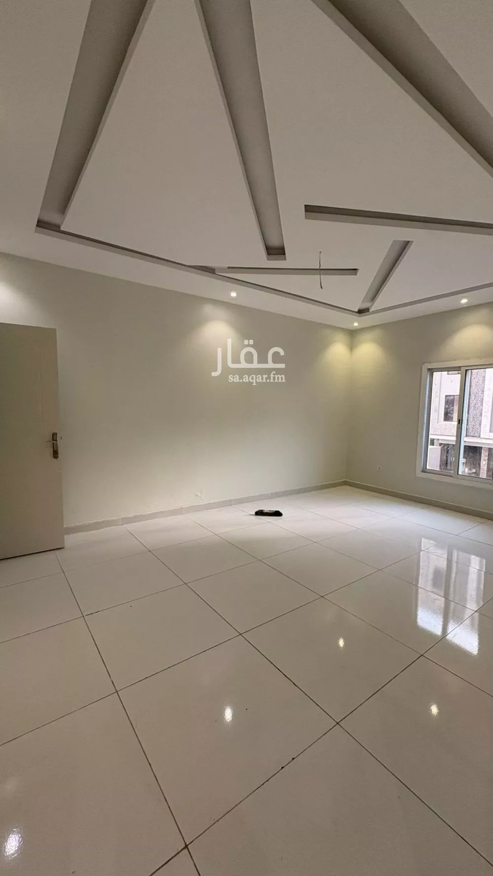 شقة 5 غرف في الواحة 4