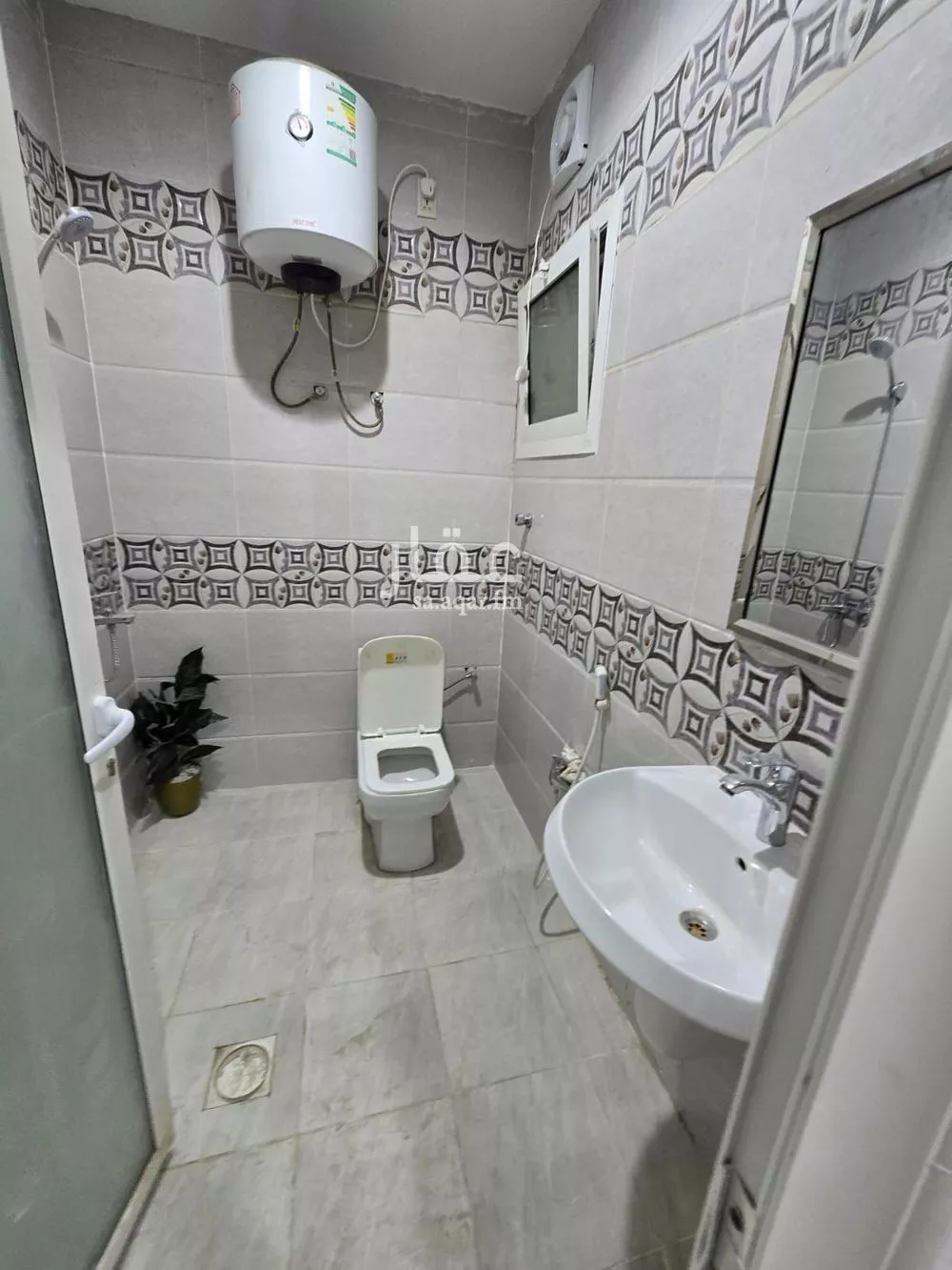 شقة 5 غرف في النور 20