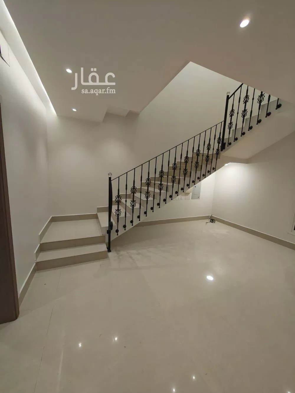 شقة 5 غرف في النخيل 2