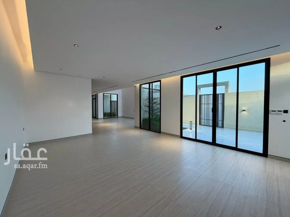 فيلا 5 غرف في العارض 10