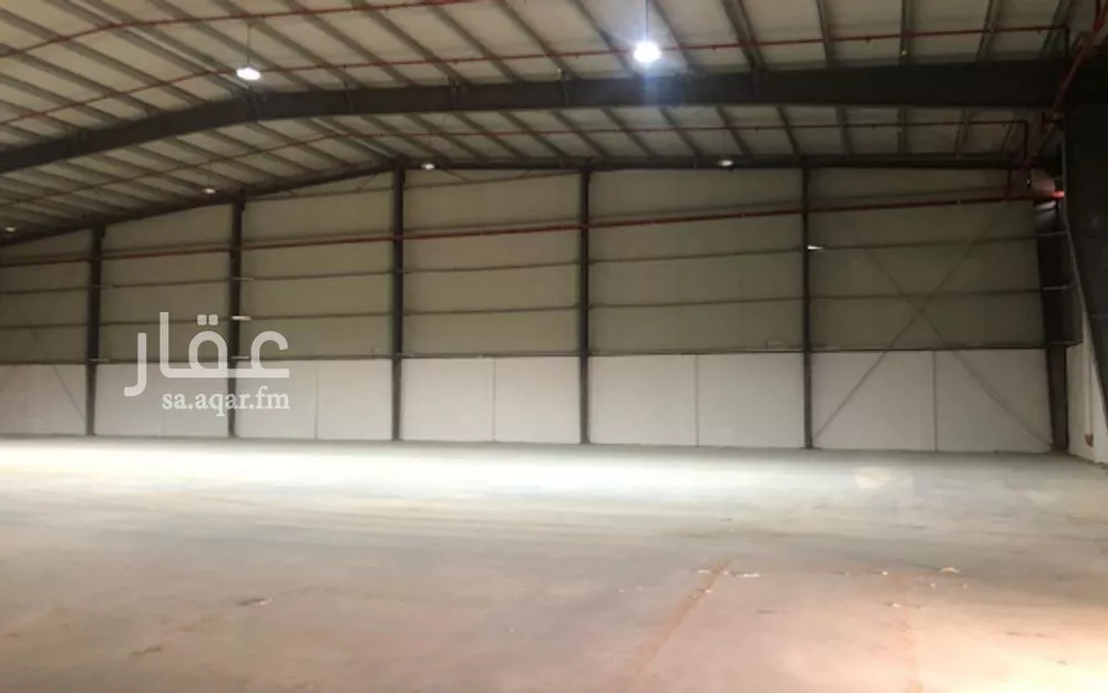 مستودع 2400 م² في المصفاة 8