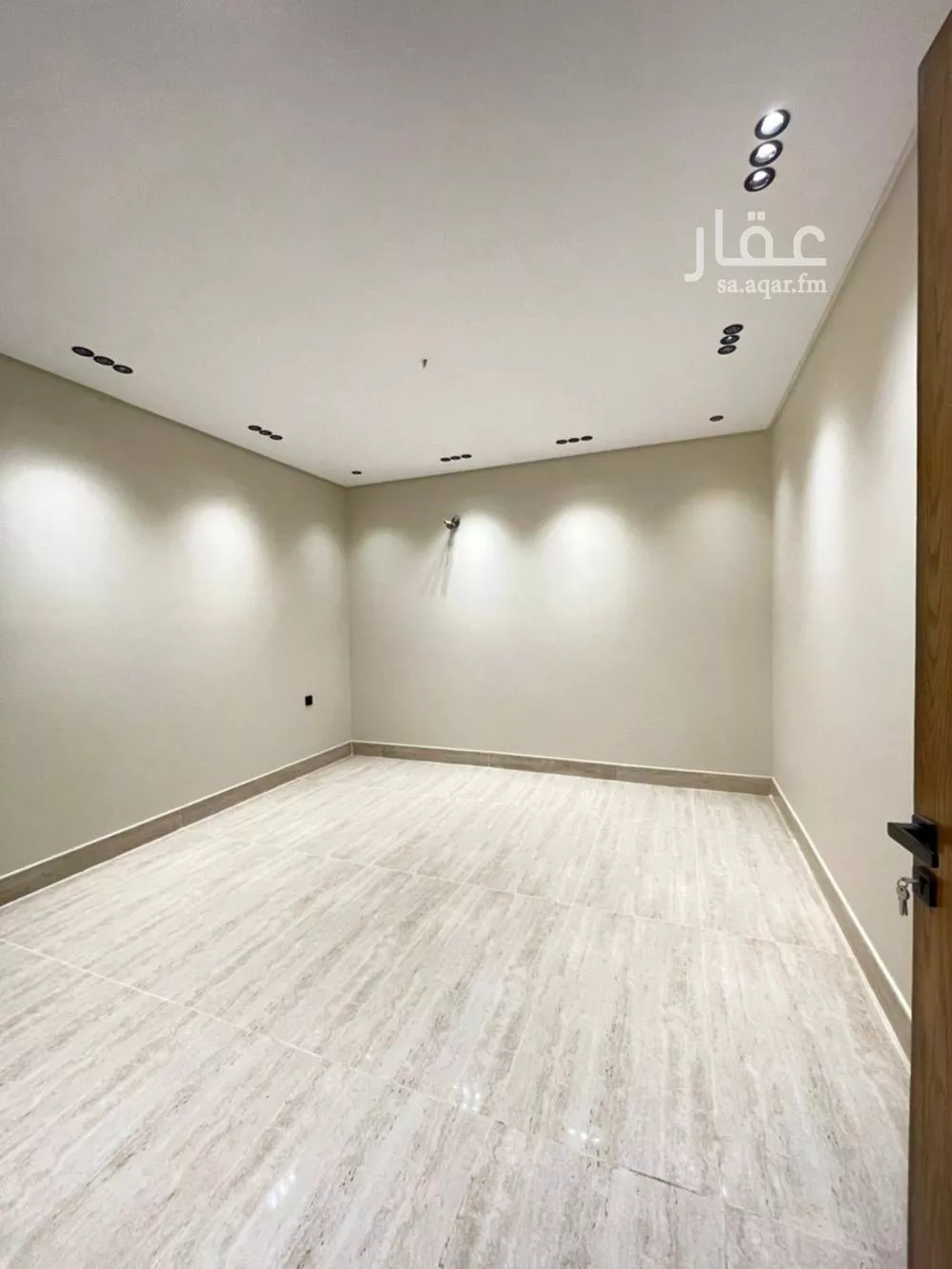 فيلا 10 غرف في الملك فهد 12