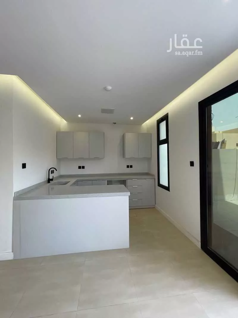 فيلا 4 غرف في الملقا 8