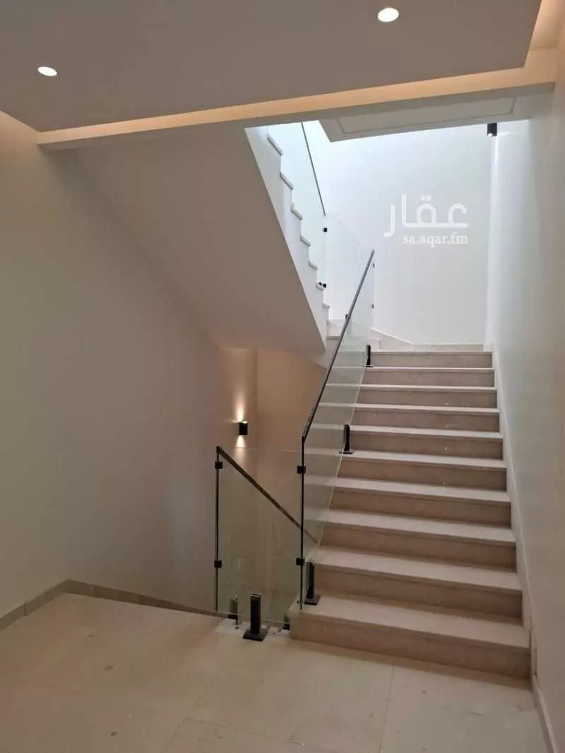 فيلا 9 غرف في الشراع 8