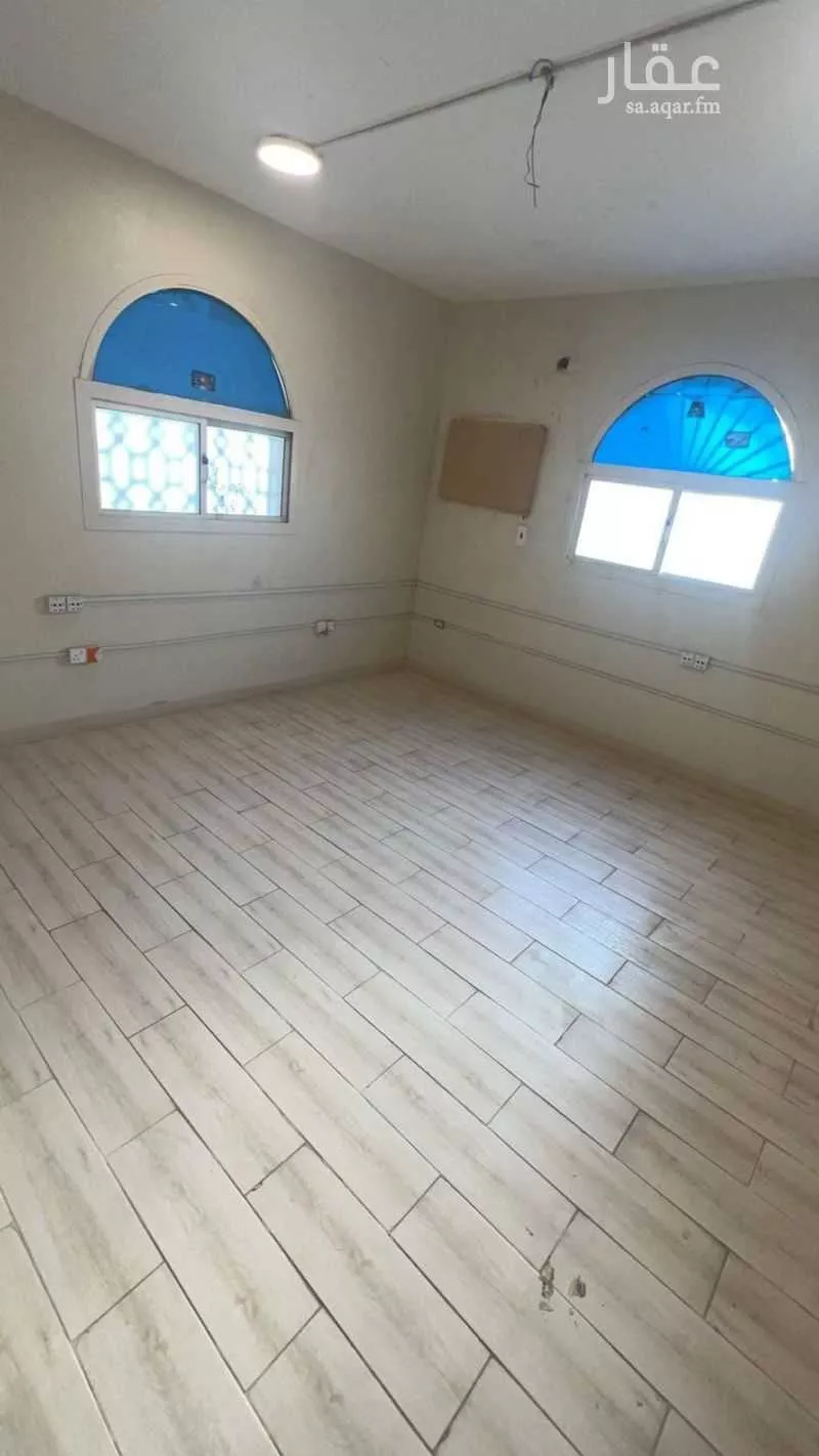 محل 130 م² في المنتزة 4