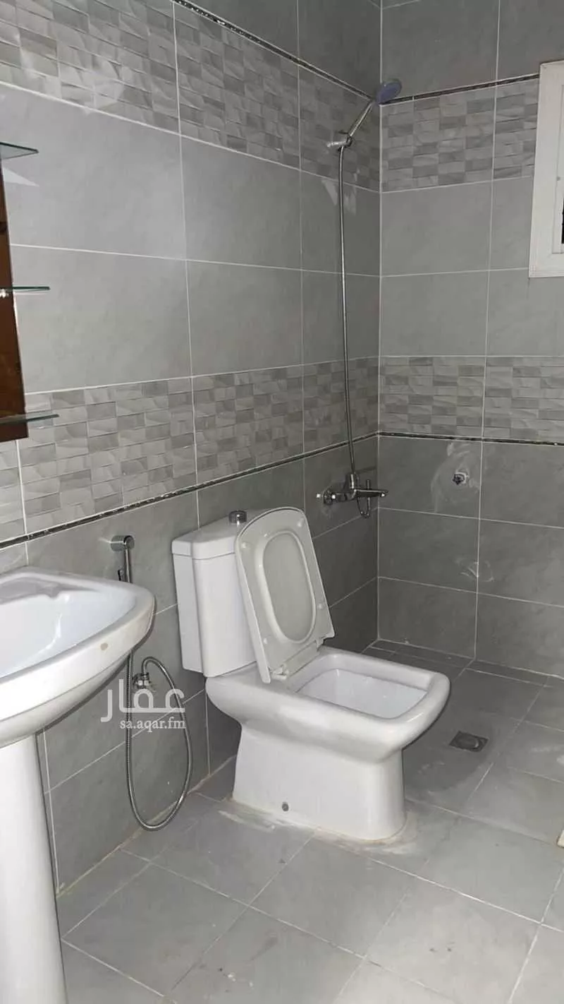 محل 130 م² في المنتزة 5