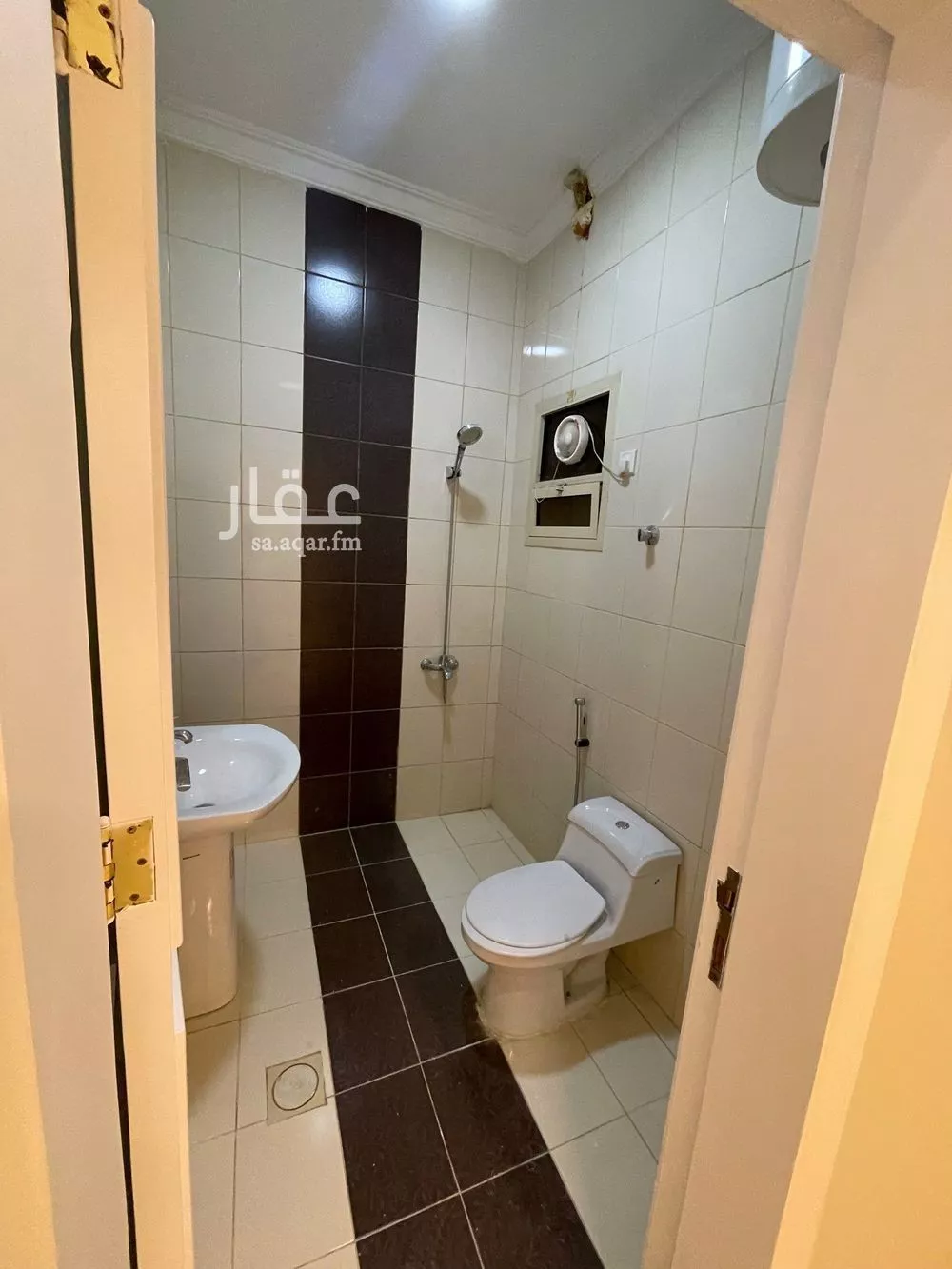 شقة 3 غرف في العقيق 9