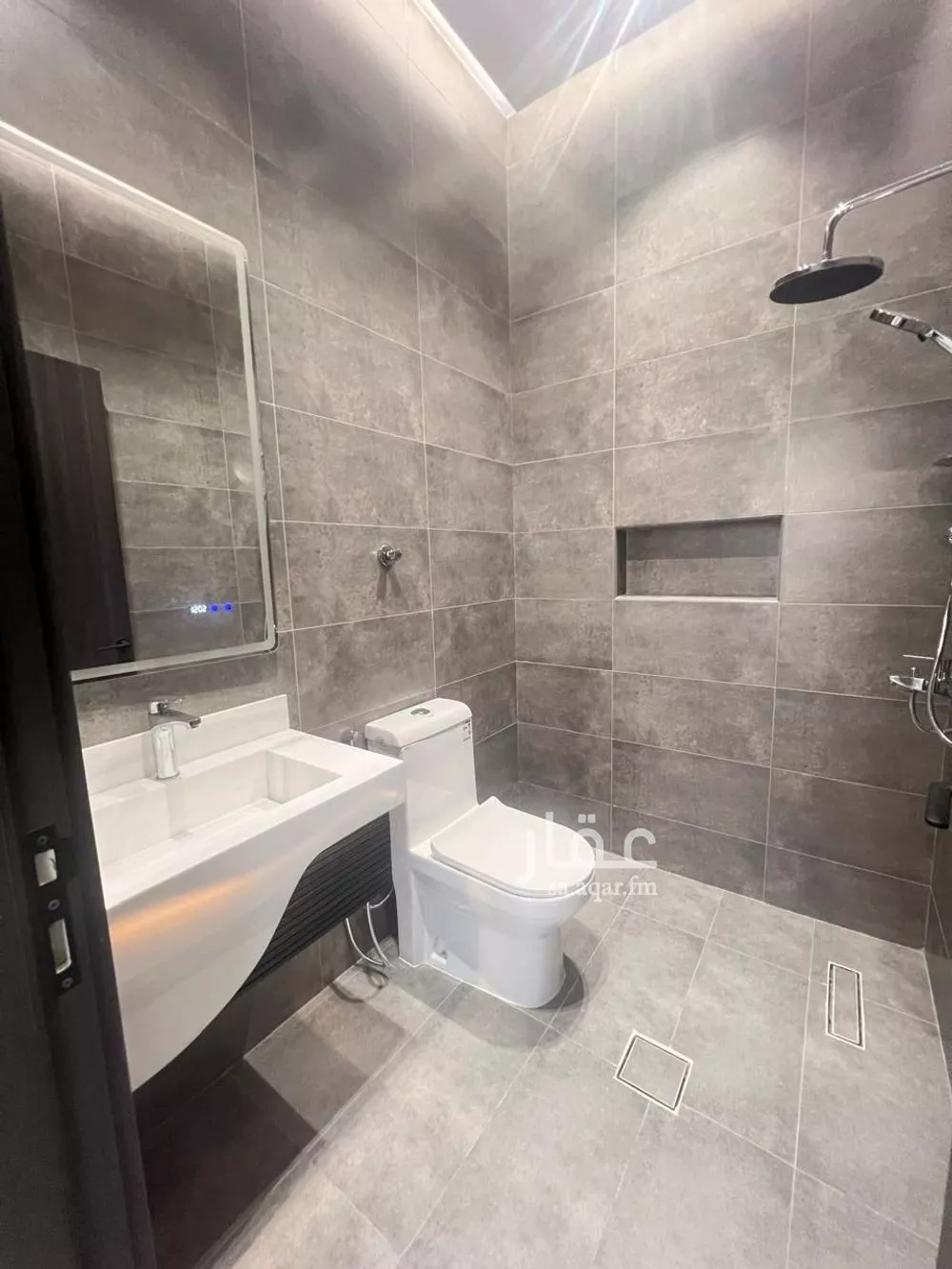 شقة 4 غرف في الروضة 12