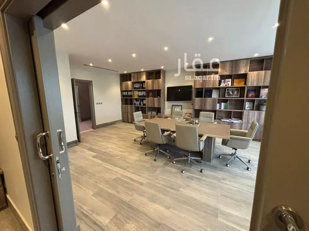 مكتب 3840 م² في العليا 5