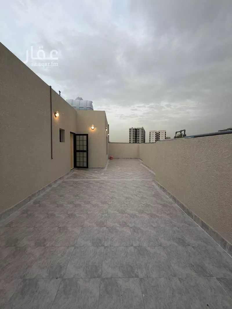 شقة 5 غرف في ضاحية الملك فهد 12