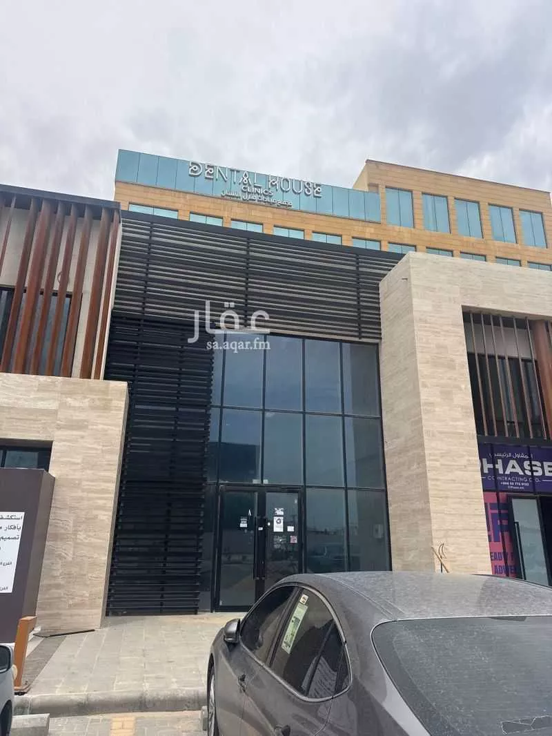 محل 2400 م² في الكورنيش 4