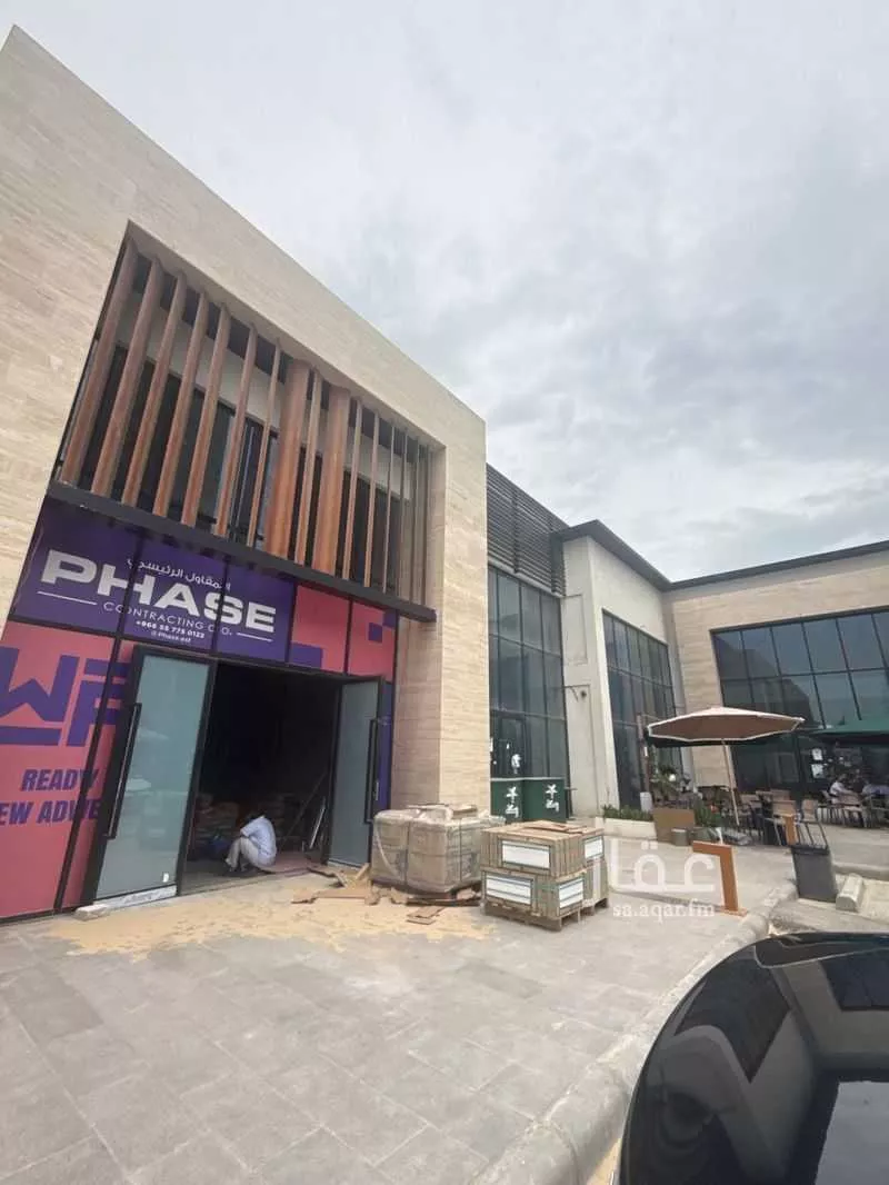 محل 2400 م² في الكورنيش 5